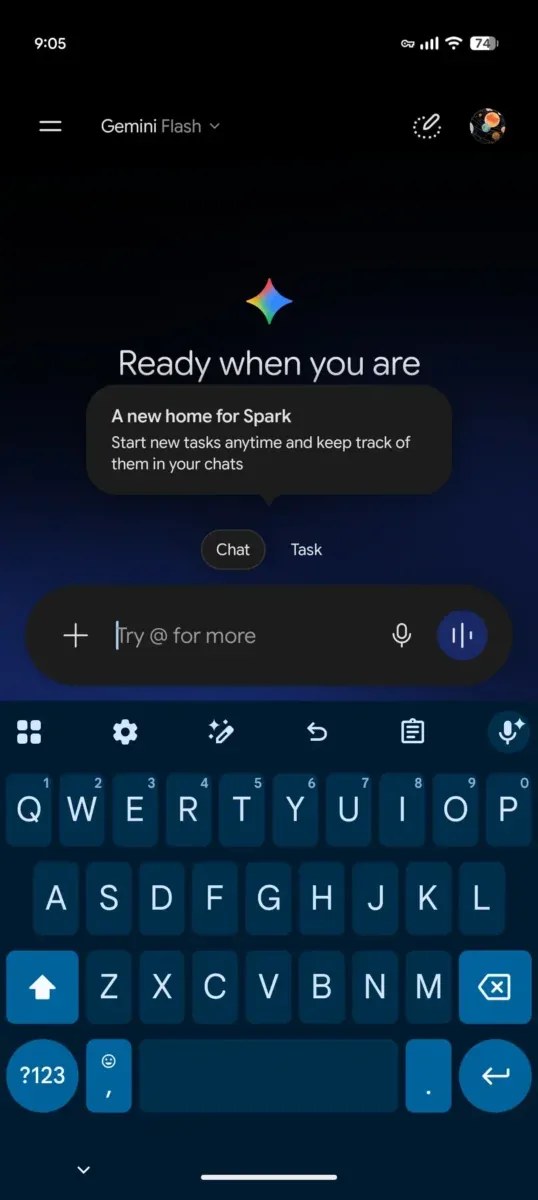 صفحه خوش‌آمدگویی اپلیکیشن Gemini Flash با کیبورد مجازی فعال روی صفحه و کارت معرفی بخش جدید Spark برای شروع وظایف.