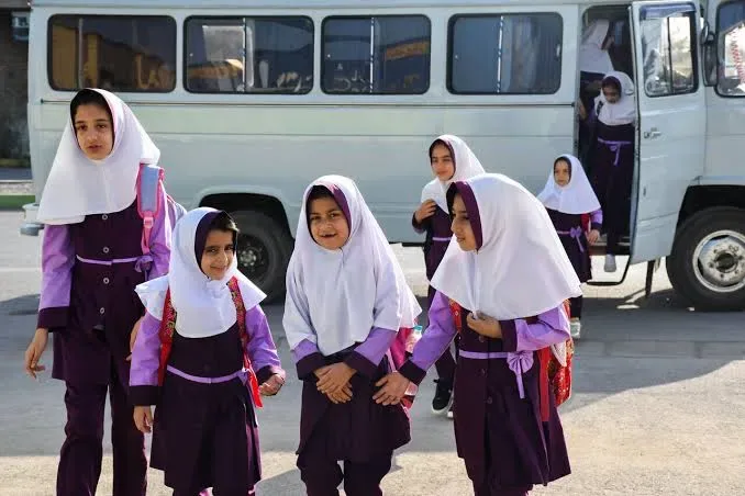 گزارش عجیب صداوسیما خطاب به دانشآموزان فرانسوی: بیایید ایران، ما کلاس و معلم خالی زیاد داریم!