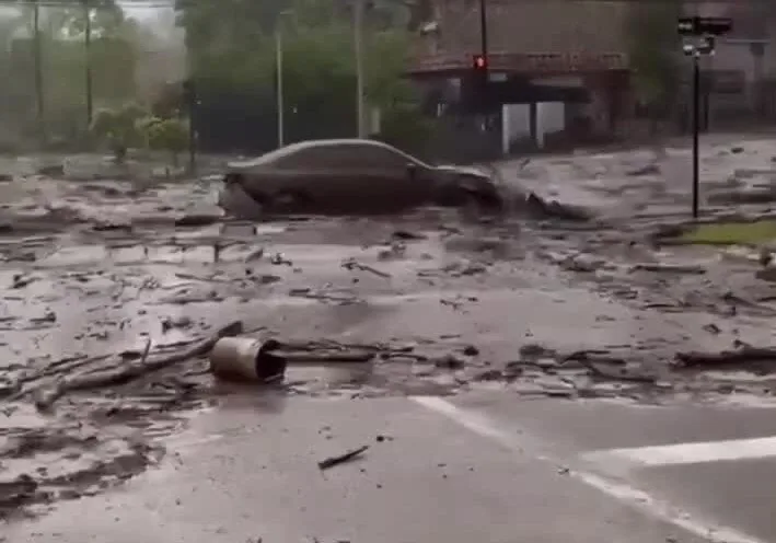 سیل ناگهانی رودخانه خودرو راه انداخت! | ببینید