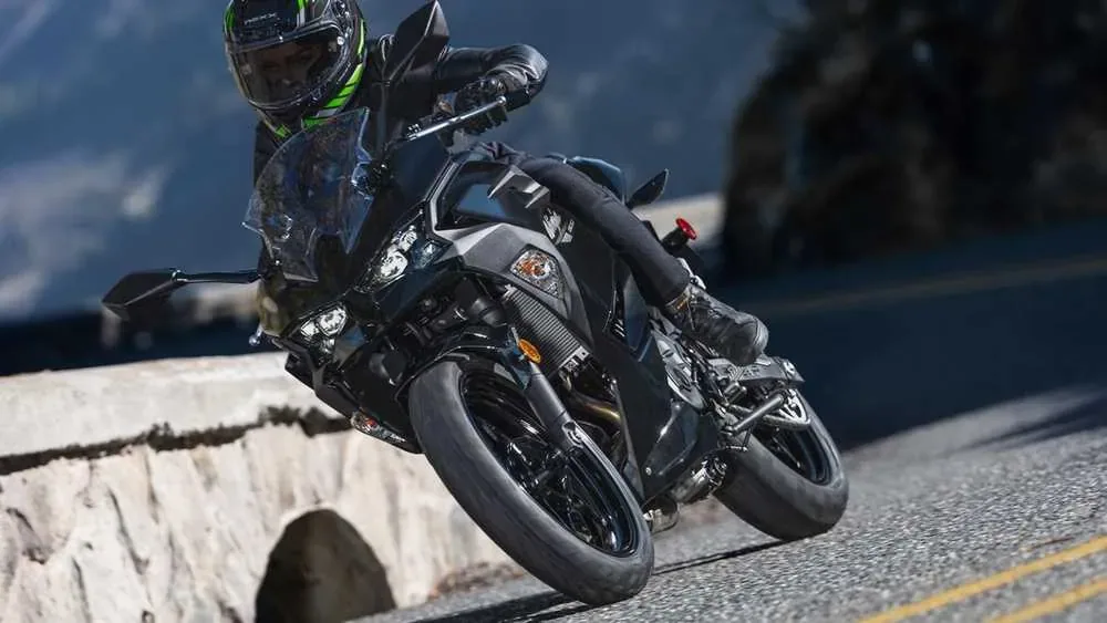 نگاه اولیه به Kawasaki Ninja 500 مدل ۲۰۲۷؛ همان کاربردپذیری همیشگی با ۱۰۰ دلار افزایش قیمت | دیجینوی