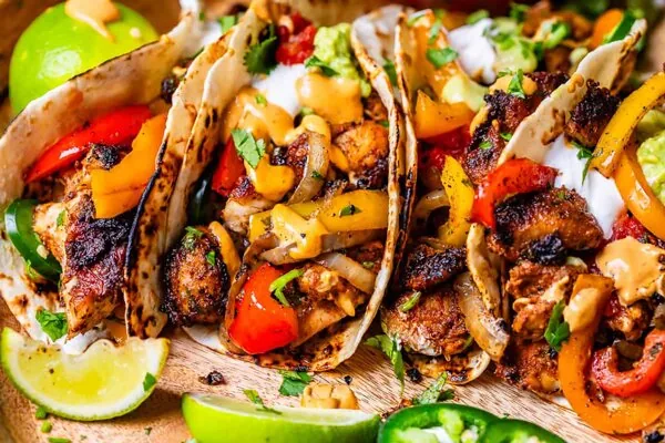 فاهیتا مرغ با پنیر چدار و سس سالسا؛ یک غذای وسوسهانگیز