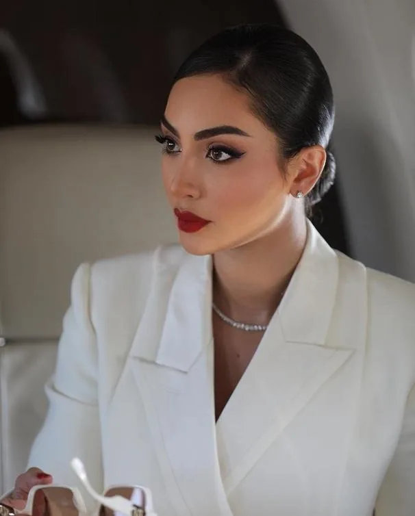 رژلب زرشکی با لباس سفید، کرم و بژ