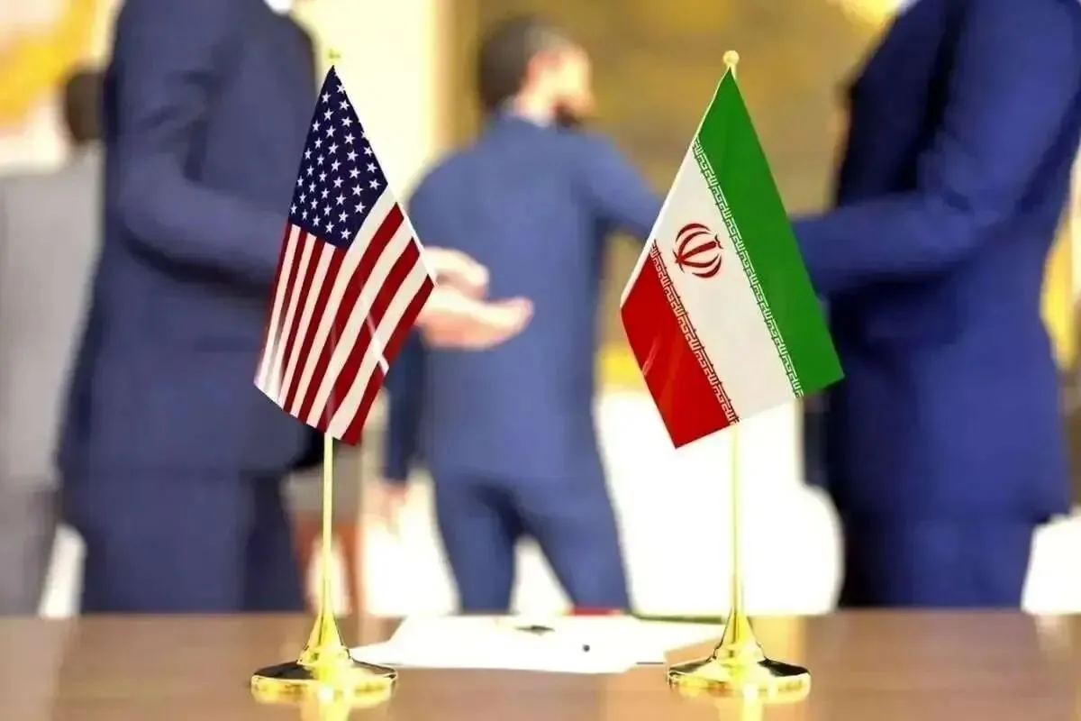سفیر آمریکا به احترام سرود ایران ایستاد + فیلم