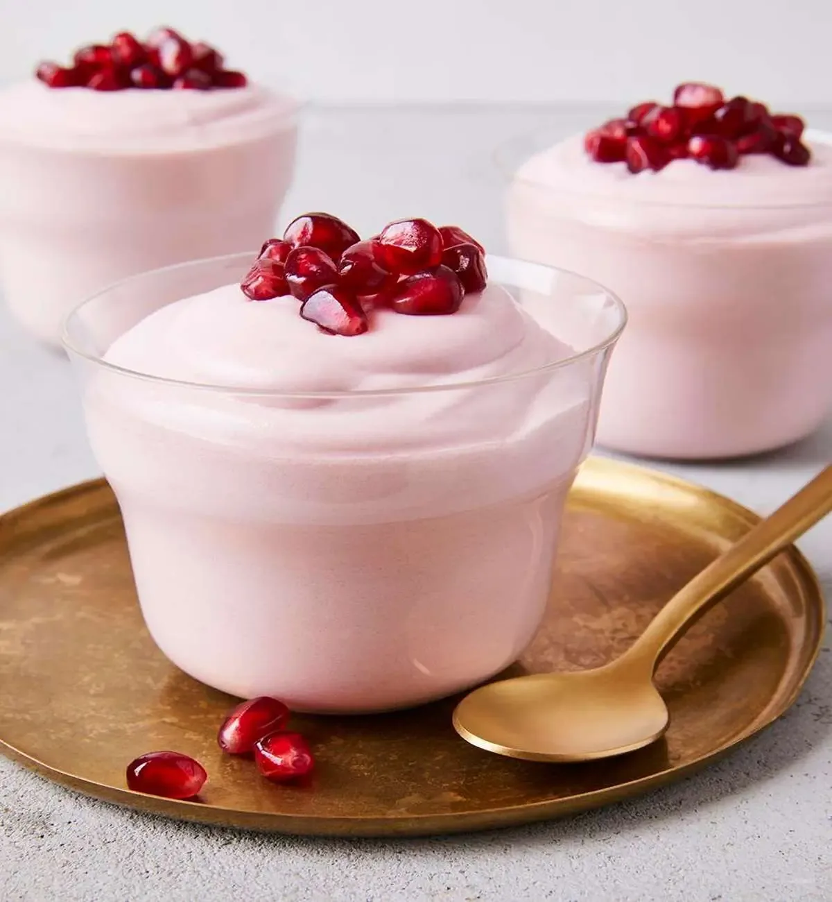 عصرونه امروز: طرز تهیه فرنی انار؛ دسری خوشرنگ و خوشمزه با چند ماده ساده