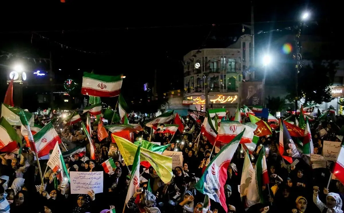 ایستادگی در برابر تهدید خارجی به معنی رضایت از شیوه اداره کشور نیست