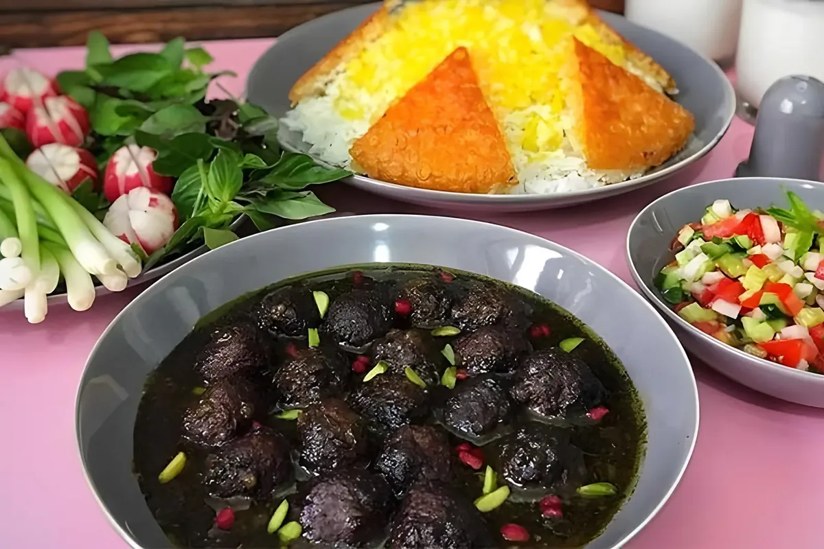 طرز تهیه خورش داوود پاشا؛ خورش ترکی با گوشت قلقلی و سس رب انار
