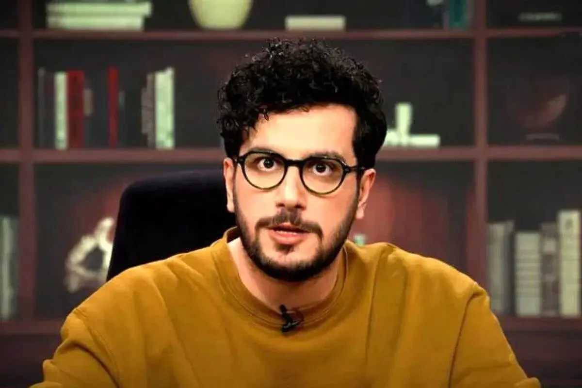 پاسخ دندانشکن امیرحسین قیاسی به کاربری که او را بیسواد خواند!