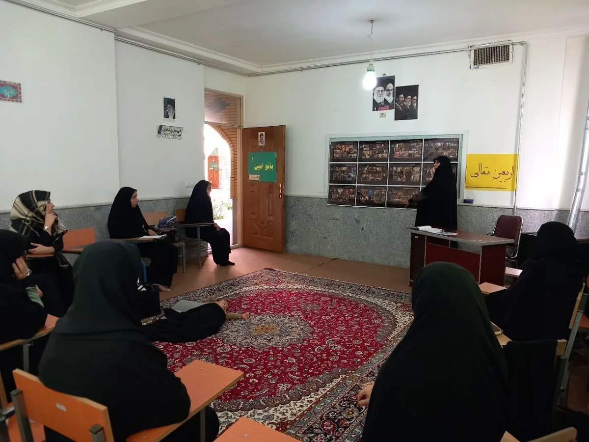 پردهخوانی «قصه آقا» و خوانش بیانیه گام دوم انقلاب در جمع طلاب جدیدالورود بسطام