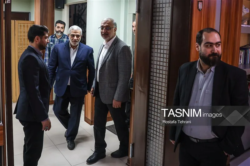 علیرضا زاکانی شهردار تهران و مجید قلی زاده مدیر عامل خبرگزاری تسنیم در حاشیه بازدید از تحریریه این خبرگزاری