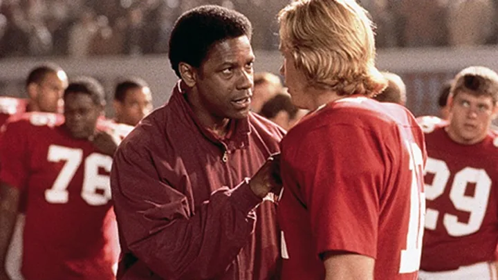 نمایی از فیلم تایتان‌ها را به خاطر داشته باش (Remember the Titans)؛ پیشنهاد فیلم پاییزی