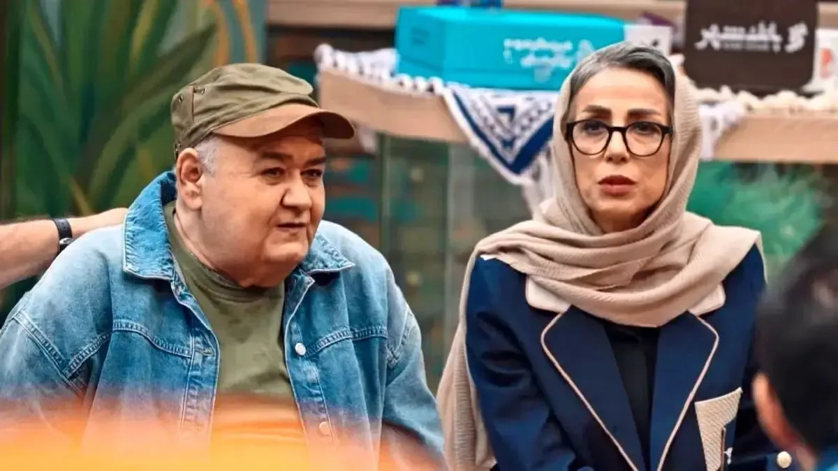 تلخترین تصویر امروز؛ چهره شکسته همسر اکبر عبدی در مراسم ختم این هنرمند!