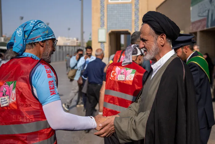 حضور کاروان دوچرخه سواران دوستی ترکیه در حرم مطهر بانوی کرامت