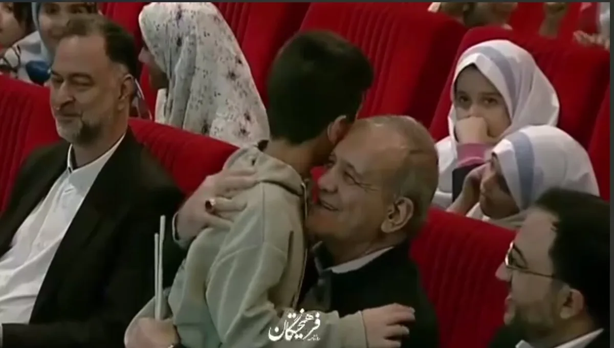 اشک شوق هنگام دیدن پزشکیان + ویدئو | پسربچهها در آغوش رئیسجمهور