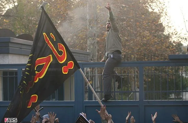 بالارفتن سرباز روح‌الله رضوی از سفارت انگلیس