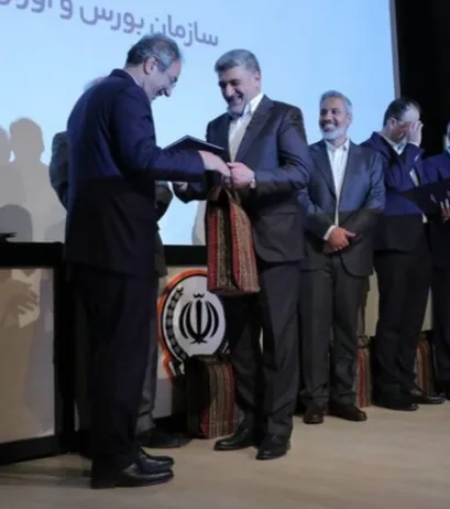 تقدیر از صیدی بازنشسته بابت پایین کشیدن ۷۰ روزه کرکره بورس/ کاش دوربین مخفی بود!