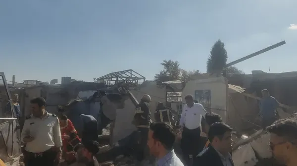 اورژانس: انفجار شدید یک منزل مسکونی در پی برخورد بیل مکانیکی با لوله گاز در کرمانشاه؛ موج انفجار به ۶ ساختمان همجوار هم آسیب وارد کرد/ ۱۱ مصدوم از زیر آوار بیرون کشیده شدند/ تاکنون ۴ نفر جان خود را از دست دادهاند/ با توجه به وسعت تخریب، امکان افزایش آمار جانباختگان یا مصدومان وجود دارد