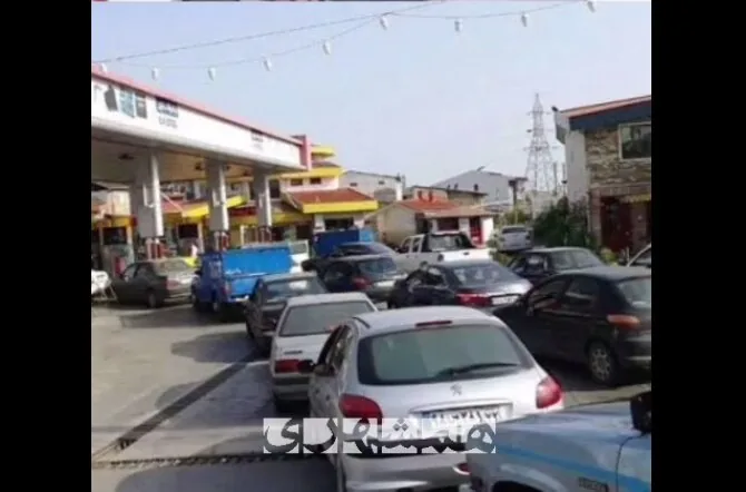 صفهای کیلومتری برای بنزین در غرب تهران + ویدئو | واکنش مجری صداوسیما به دردسرهای نحوه بنزین زدن برای مردم