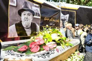 تصاویر | از مهراوه شریفی‌نیا و محسن افشانی تا بیژن بنفشه‌خواه، مهران غفوریان و آزیتا حاجیان؛ حضور هنرمندان در مراسم تشییع و وداع با اکبر عبدی