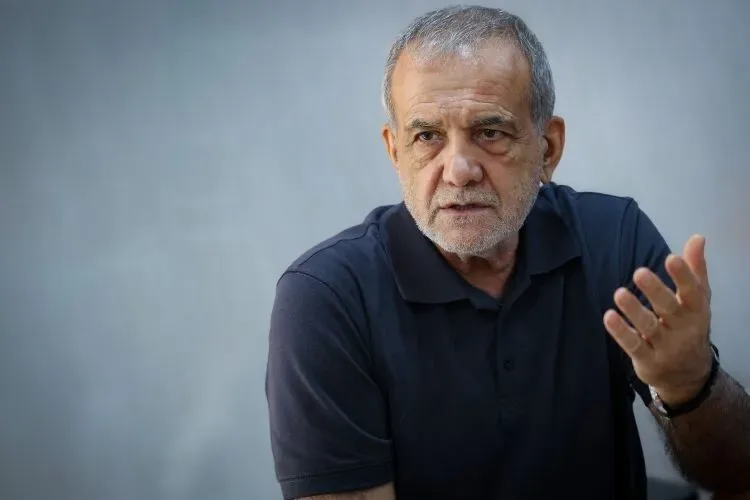 پزشکیان: اگر وحدت و انسجام از بین برود، هر حرفی هم که بزنیم به جایی نخواهد رسید/ از این میترسم که نتوانیم به مردم درست خدمت دهیم و آنها ناراضی شوند، به خیابان بیایند و اعتراض کنند/ مردم از من قیافه گرفتن نمیخواهند؛ ما موظف هستیم که مشکل ملت را حل کنیم/ نباید بگذاریم که جوانی نسبت به آینده ناامید باشد