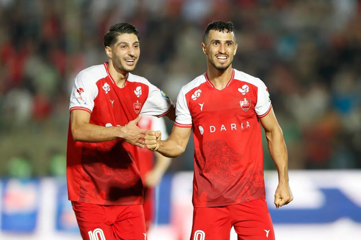 چسب محکم برای آقای گل پرسپولیس (عکس)