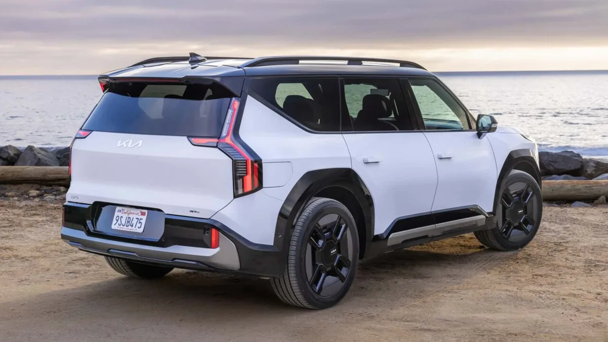 جزئیات قیمت و افزایش عملکرد Kia EV9 مدل ۲۰۲۷ اعلام شد | دیجینوی