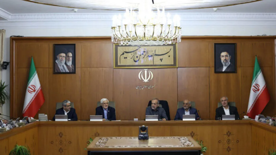 پزشکیان: دولت برای تحقق تدابیر رهبر معظم انقلاب تلاش میکند