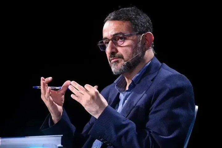 مجتبی زارعی، عضو کمیسیون امنیت ملی: تذکر رهبر انقلاب به صداوسیما / برخی خبرها حاکی است اخیرا رهبر انقلاب پس از اینکه از ترکیب متنوع بعثت مردمیِ تهرانیها در یکی از میادین شهر مستحضر میشوند و همزمان نیز از تنگ نظرانه بودن تنوع اجتماعی گستردهی همان میدان روی آنتنِ پخش التفات مییابند، دلگیر شدند و به رییس صداوسیما تذّکر دادهاند
