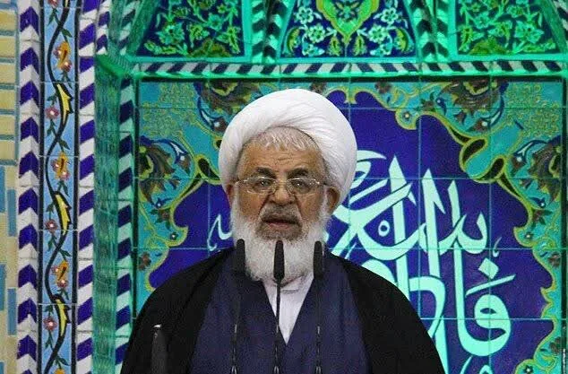 امام جمعه یزد: ایستادگی در مسیر حق، رمز عبور از فشارهاست