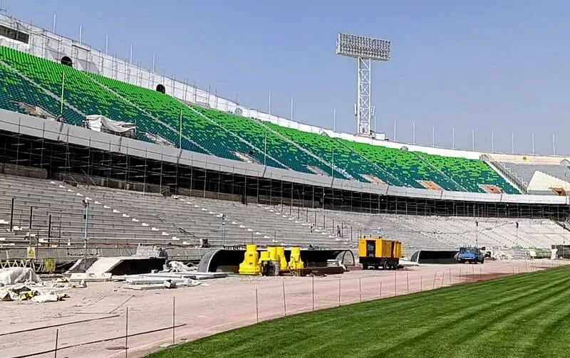 فیلم/ آغاز کاشت چمن هیبریدی ورزشگاه آزادی