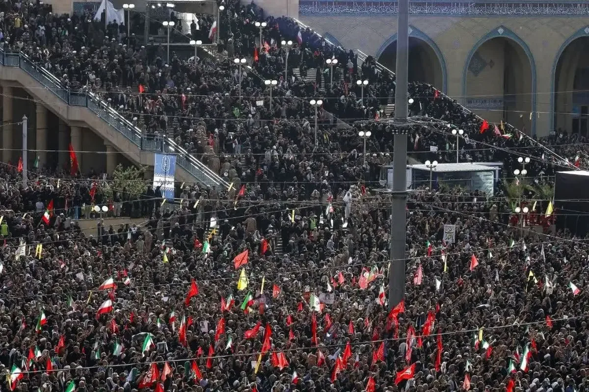 جهان انگشت به دهان از وداع با رهبر شهید انقلاب