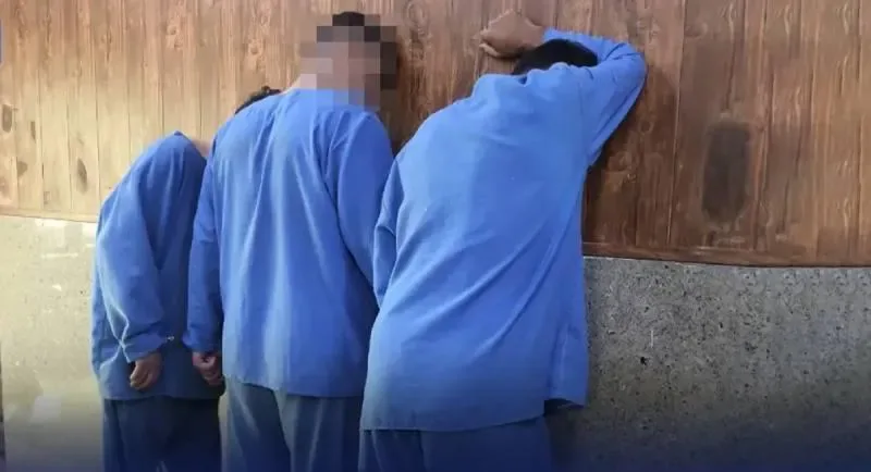 ماجرای اخاذی از دختران نوجوان لرستانی با انتشار عکسهای خصوصی / گردانندگان ناشناس این کانالها در ابتدا عکس پروفایل دختران یا عکسهایی را که در پیجهای عمومی منتشر میشد برمیداشتند اما کمکم کار به جایی رسید که عدهای از پیجهای شخصی هم برای آنها عکس ارسال میکردند / یک دختر نوجوان: احساس میکردم آبرویم در کل ایران رفته است