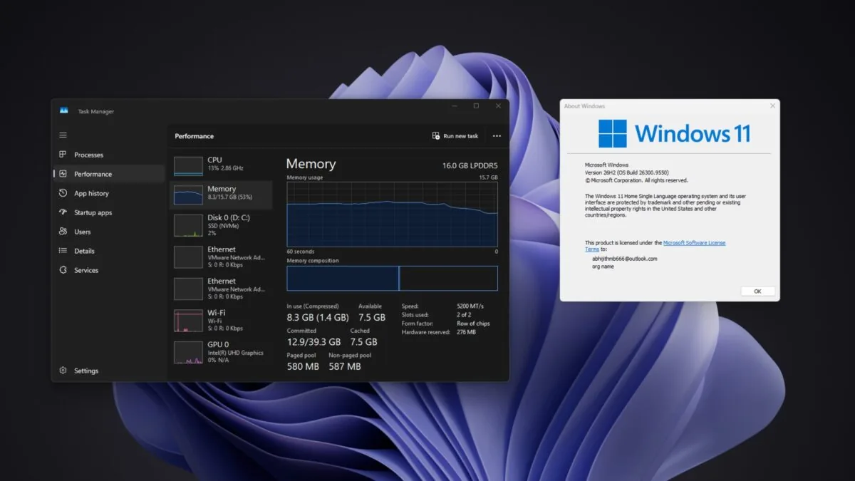 پنجره مدیریت وظایف (Task Manager) ویندوز ۱۱ در بخش عملکرد (Performance) رم، میزان مصرف حافظه و جزئیات مربوط به نسخه ۲۶H2 را در کنار پنجره اطلاعات سیستم‌عامل نشان می‌دهد.