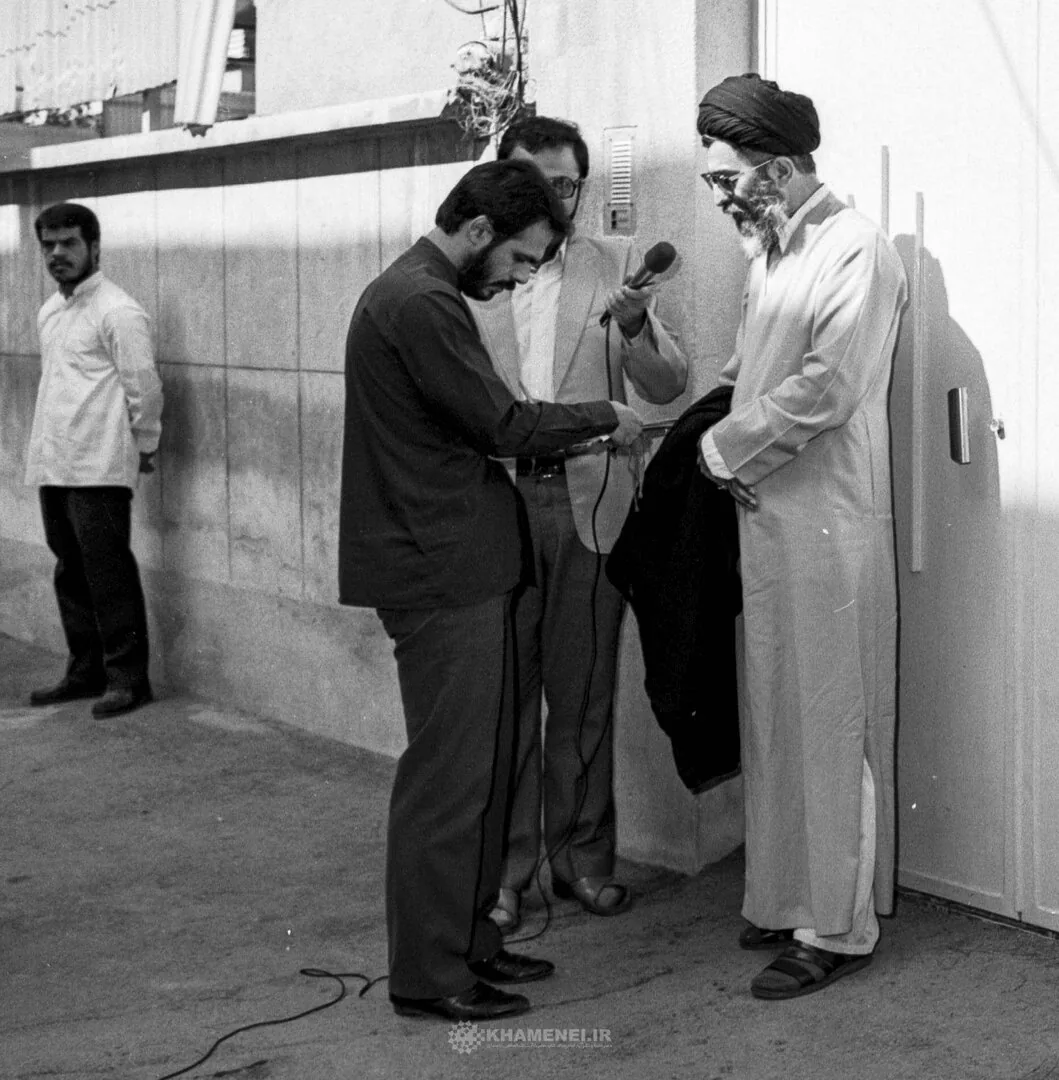تصاویری از رهبر شهید انقلاب مقابل منزل مسکونی‌شان در جریان مراجعه مأموران سرشماری