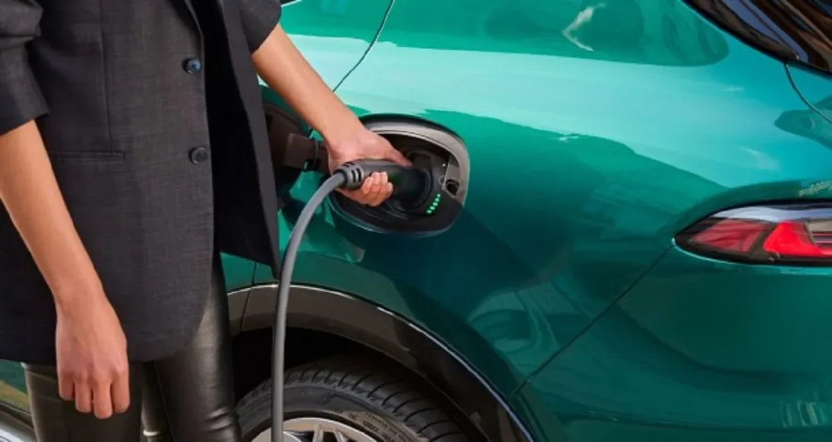 مقایسه مزایا و معایب خودروهای هیبریدی و برقی؛ کدامیک انتخاب بهتری است؟