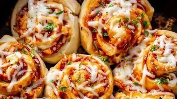 طرز تهیه پیتزا رولی پپرونی؛ یک غذای خوشمزه و متفاوت برای دورهمی‌ها