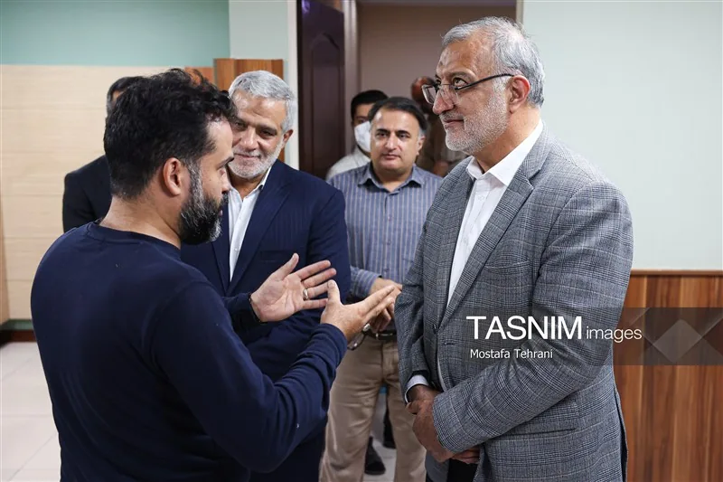 علیرضا زاکانی شهردار تهران و مجید قلی زاده مدیر عامل خبرگزاری تسنیم در حاشیه بازدید از تحریریه این خبرگزاری