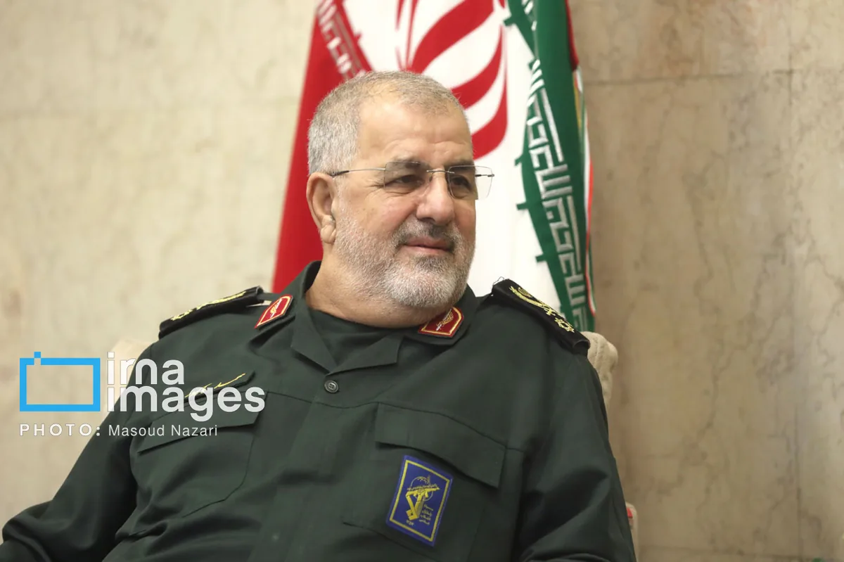 اهدای لوح تقدیر قرارگاه خاتمالانبیا(ص) به خانواده شهید پاکپور