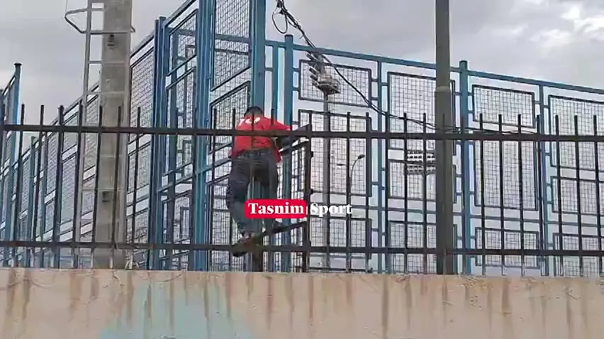 عبور خطرناک هوادار خردسال پرسپولیس از نردهها در نزدیکی کابل برق + فیلم
