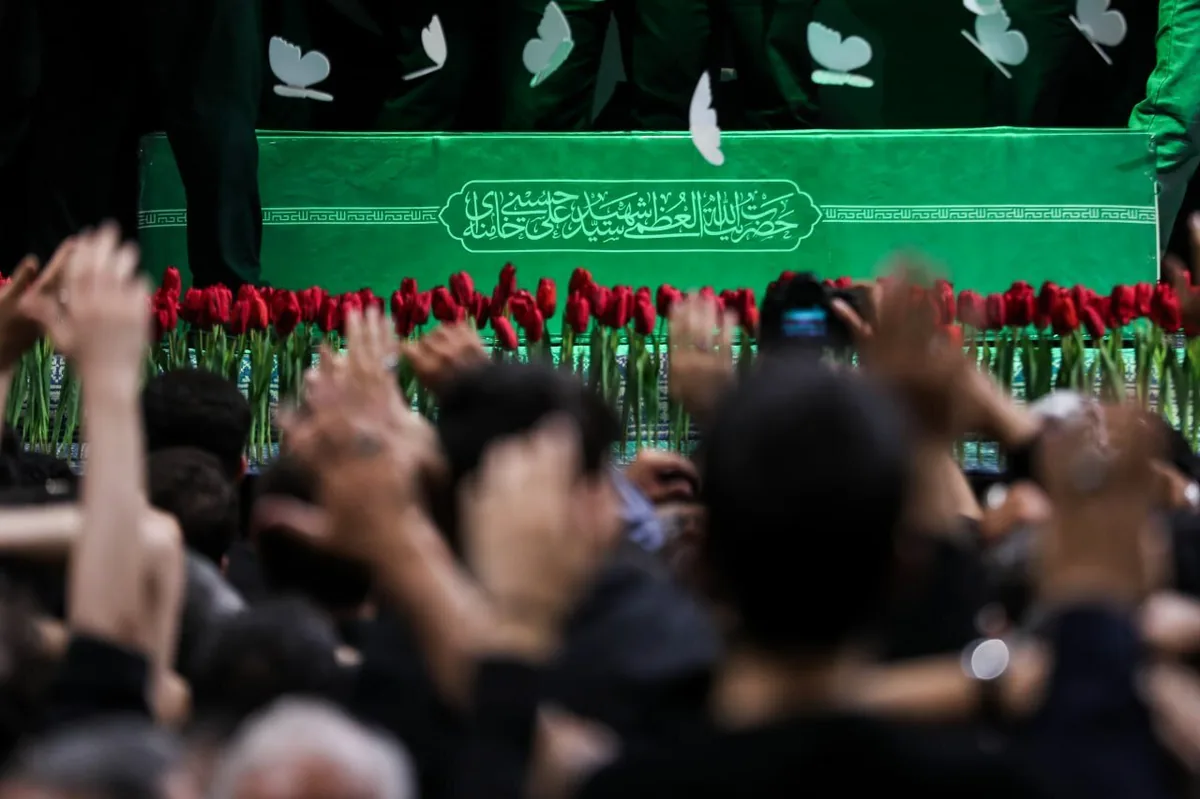 لحظه ورود پیکر رهبر شهید انقلاب به مراسم وداع | ببینید