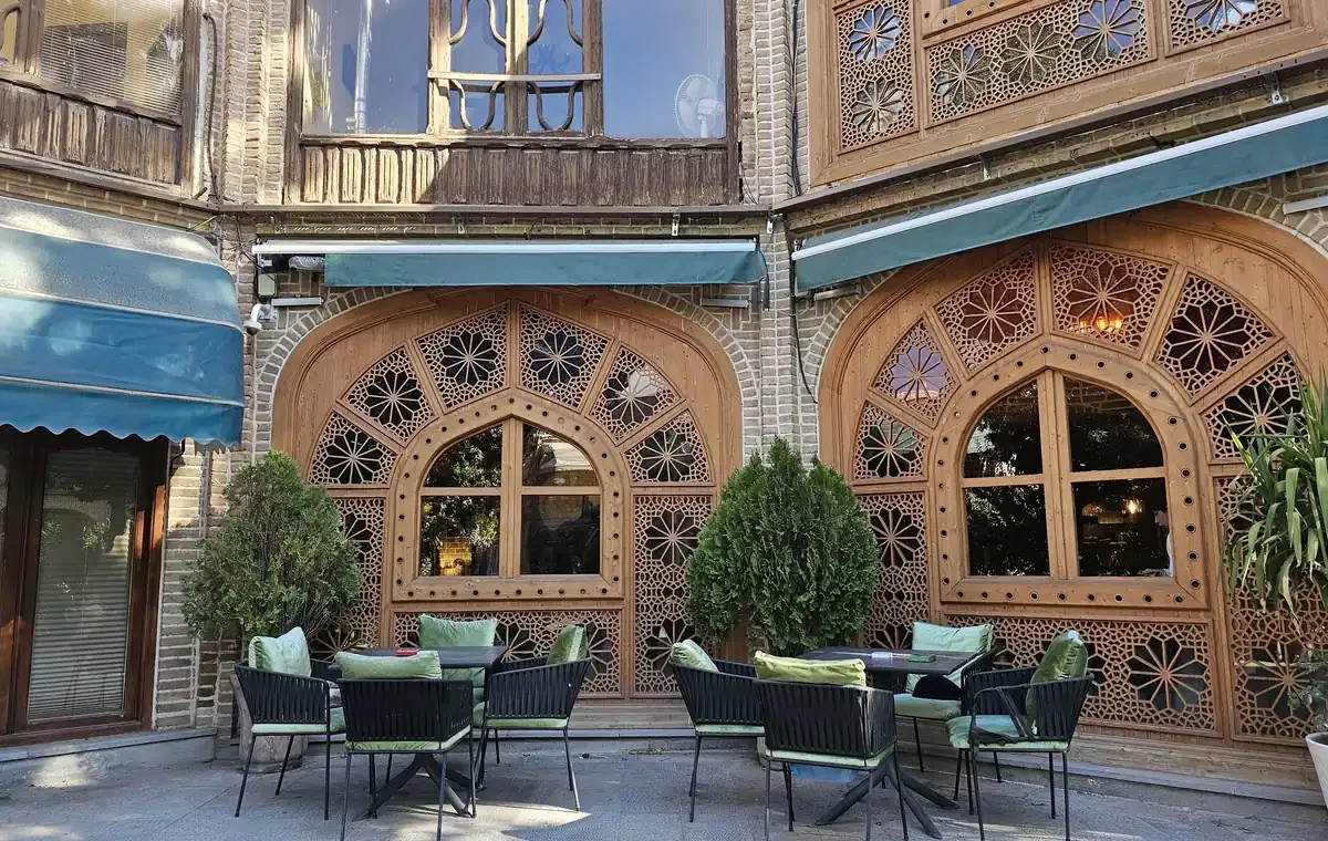 ۵. کافه‌رستوران چاپاری؛ غذاهای ایرانی در سرای حاج حسین میانه
