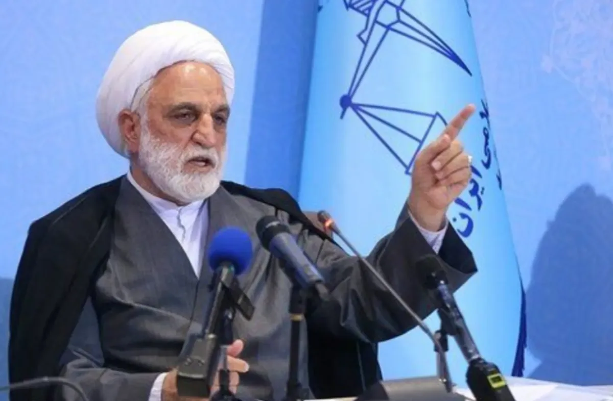 رئیس قوه قضائیه: اهمیت حفظ شأن انقلابی بودن در گفتار و رفتار؛ نمیتوان فحش و ناسزا گفتن و افترا بستن به دیگران را روا دانست و مرتکب شد/ نمیتوان حرمت محل نماز جمعه را ندانست و در این اماکن هر حرف و شعاری را سر داد/ نباید جماعتی را به صرف اینکه نگاه و نظر متفاوت دارند، از دایره خودیها بیرون بدانیم و آنها را طرد کنیم/ نقدهای ملت را با گوش جان پذیرا باشیم