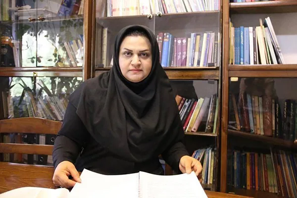 او تاریخ را ادیبانه می‌خواند