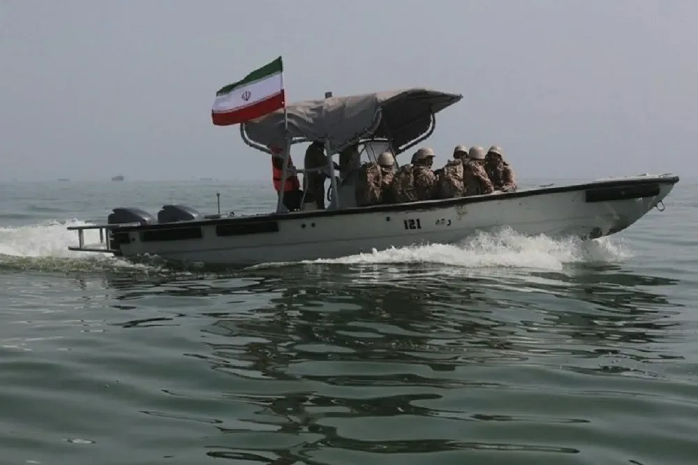 ادعای اکسیوس به نقل از سخنگوی سنتکام: در یک ساعت گذشته، ایران به کشتیهای در حال تردد در تنگهٔ هرمز آتش گشوده