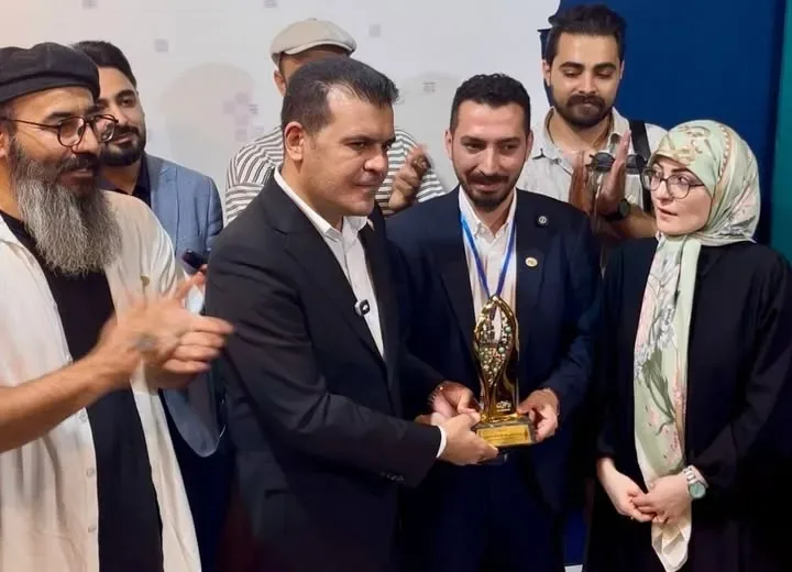 اقدام تحسینبرانگیز معاون علمی رئیسجمهور در اصفهان؛ اهدای تندیس طلایی «شهر خلاق اردبیل» پس از پایان نمایشگاه