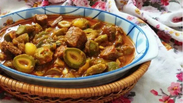 طرز تهیه خورش چغاله بادام و گوجه سبز
