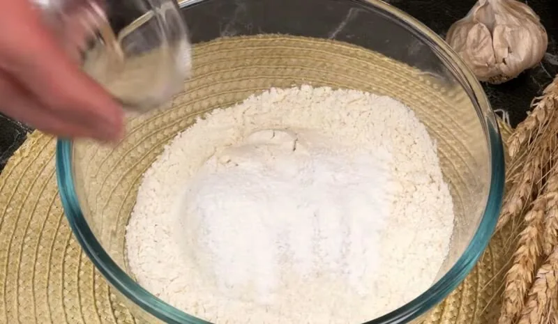 طرز تهیه نان تابه ای فوری با ماست و یک پیمانه آرد