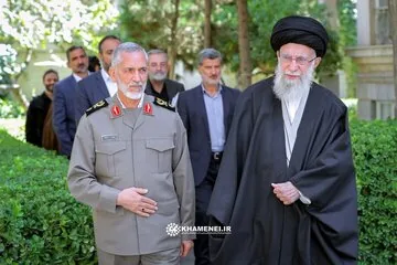 همسر شهید شیرازی: یک روز قبل از جنگ ۱۲ روزه، سردار سلامی به همسرم گفته که او را شهید میکنند/ شهید شیرازی ملاقاتهایش با حضرت آقا را ثبت میکرد