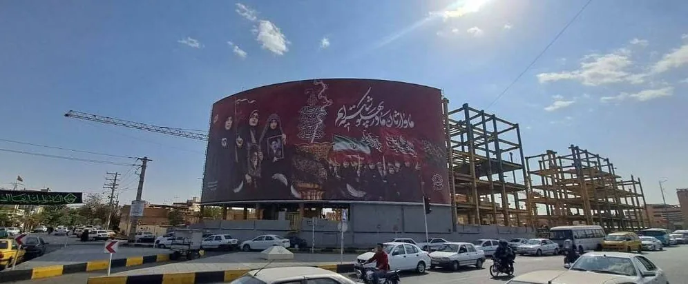 اعتراض خبرگزاری جماران به بیلبوردهای شهر قم و عکس‌ کوچک از امام/ «مگر نه اینکه این انقلاب بی‌نام خمینی در هیچ جای جهان شناخته شده نیست»+ عکس