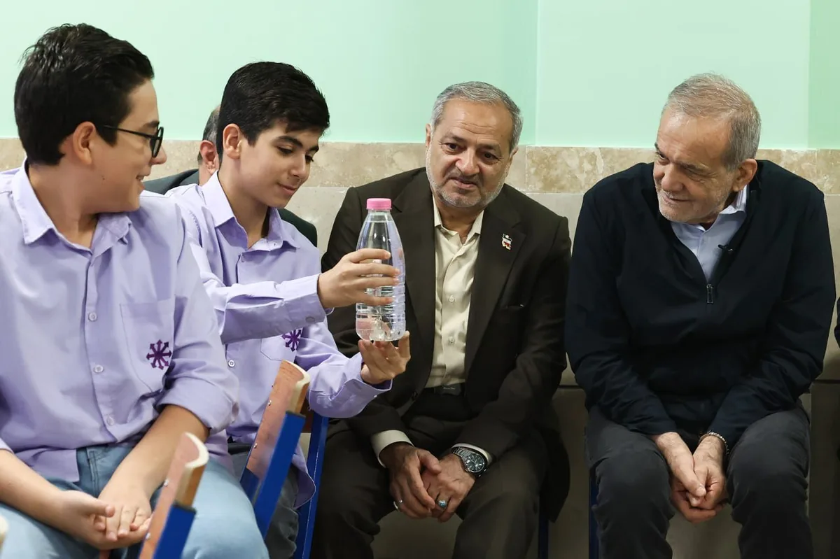 پزشکیان پشت نیمکت‌های مدرسه/ رئیس‌جمهور پای درس دانش‌آموزان نشست + تصاویر