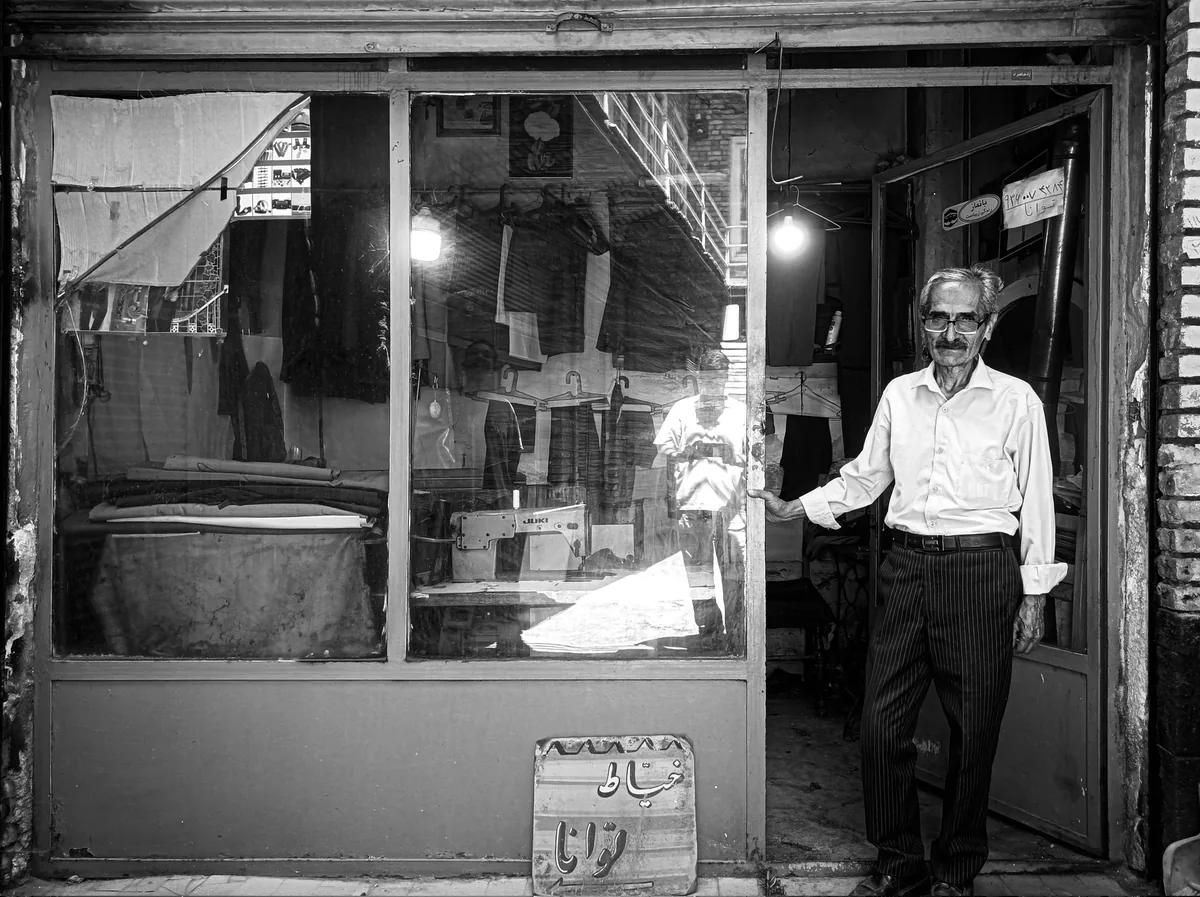 تنها بازمانده در کوچههای قدیمی ارومیه؛ مغازه خیاطی آقای توانا - چیدانه